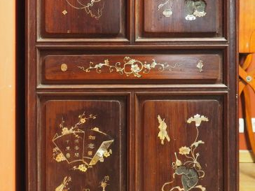 Meuble cabinet ouvrant à quatre panneaux en bois naturel, décor de mar