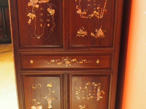 Meuble cabinet ouvrant à quatre panneaux en bois naturel, décor de mar