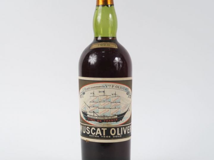1 VIEILLE BOUTEILLE (1 L) MUSCAT OLIVER 'EXTRA TRÈS DOUX' - 1928