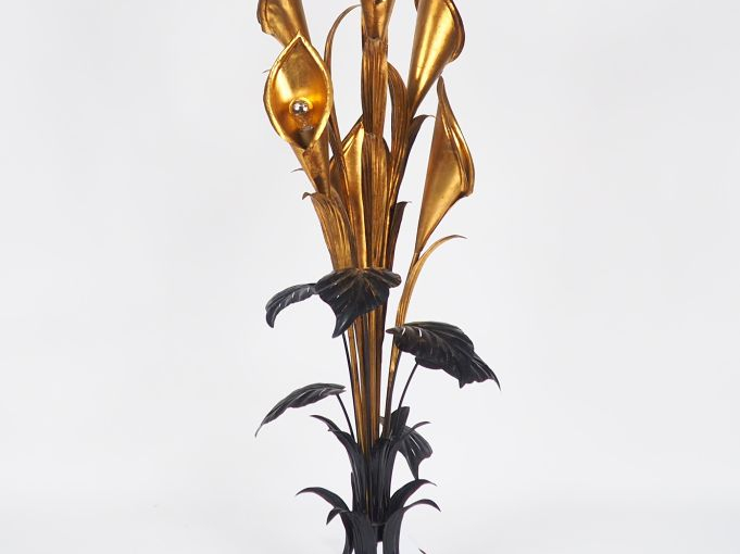 HANS KÖGL. Lampadaire en forme d'arums en tôle laquée noire et dorée, 