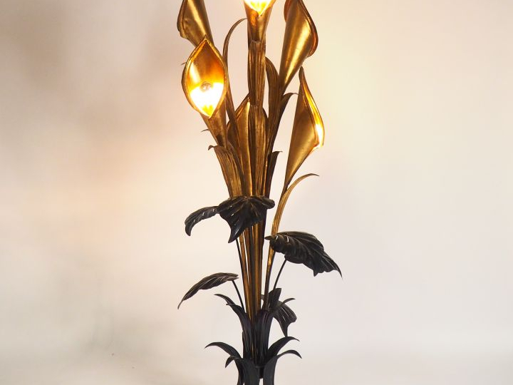 HANS KÖGL. Lampadaire en forme d'arums en tôle laquée noire et dorée, 