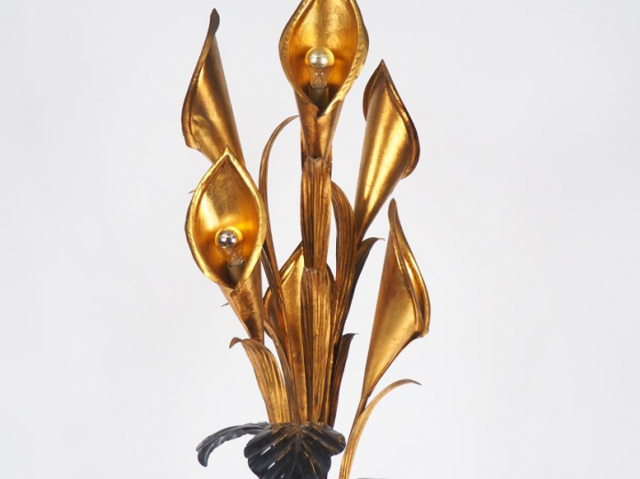 HANS KÖGL. Lampadaire en forme d'arums en tôle laquée noire et dorée, 