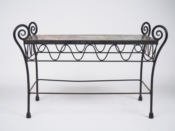 Fernand ROUX. Table basse en fer forgé et céramique polychrome à décor
