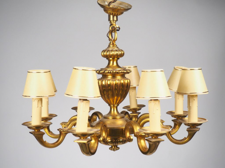 Lustre de style Louis XIV en bronze à décor de godrons, éclairant à 8 