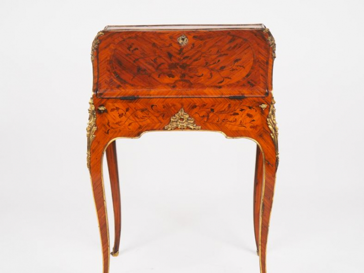 Bureau dos d'âne de style Louis XV en marqueterie à décor de branchage