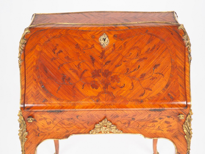 Bureau dos d'âne de style Louis XV en marqueterie à décor de branchage