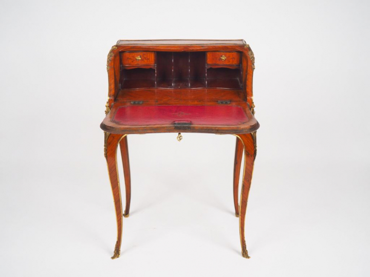 Bureau dos d'âne de style Louis XV en marqueterie à décor de branchage