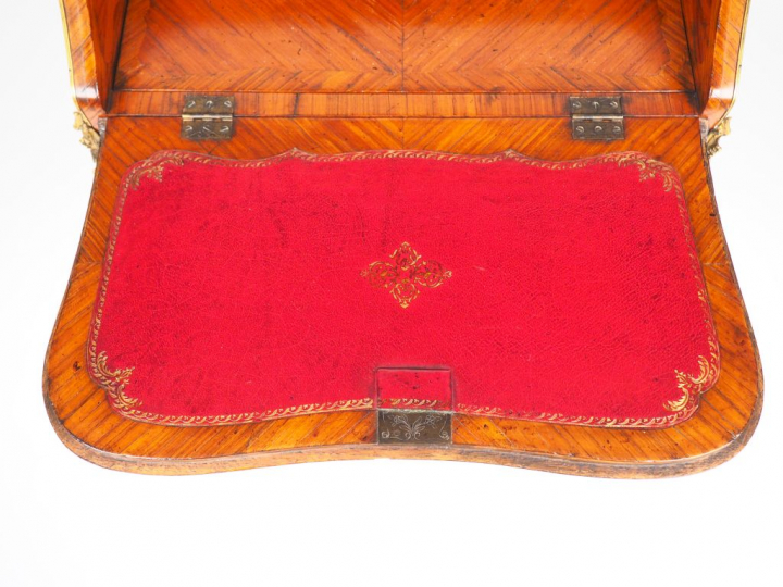 Bureau dos d'âne de style Louis XV en marqueterie à décor de branchage