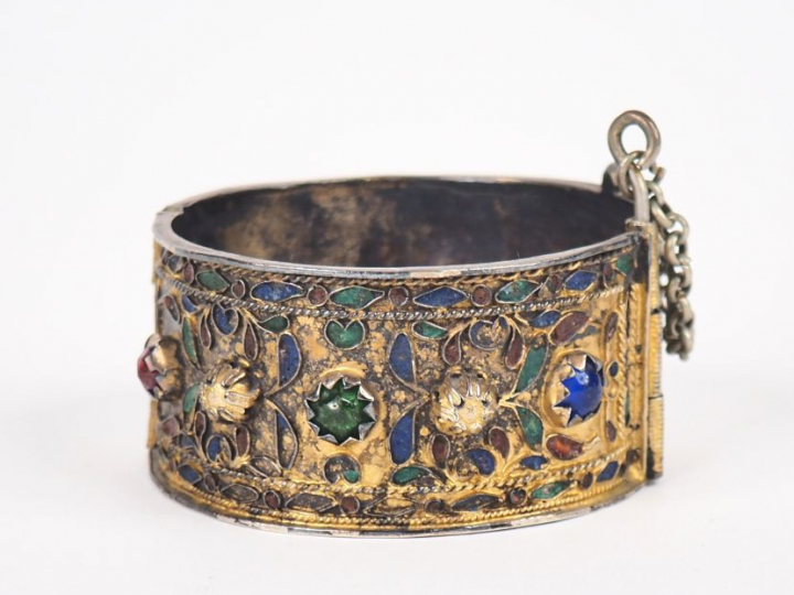 Large bracelet jonc Afrique du Nord en argent bas titre, émail polychr