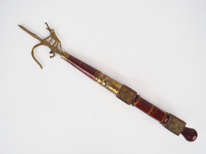 Sceptre africain en bois et laiton laiton à décor d'éléphant  L. 51 cm