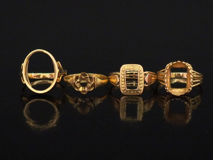 Ensemble comprenant quatre différentes montures de bagues en or jaune.