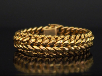 Vente aux enchères Bracelet manchette articulé en or jaune, maille plate.  Long. 19,5 cm 
