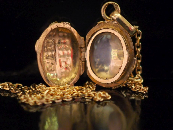 Pendentif porte-photo Napoléon III deux tons d'or, à décor de fleurs, 