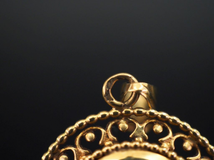 Pendentif porte-photo Napoléon III en or jaune, à décor en son centre 