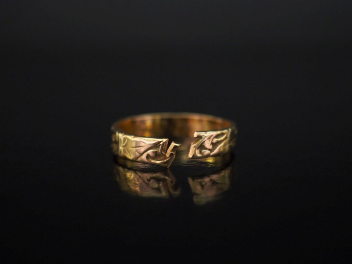 Alliance en or jaune, à décor de rinceaux feuillagés.  Poids. 4,55 g (