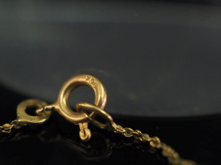 Petit bracelet souple en or jaune, à décor de papillons.  Travail ital