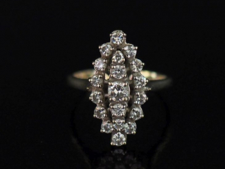 Vente aux enchères Bague de forme marquise en or blanc, sertie de petits diamants. TDD. 5