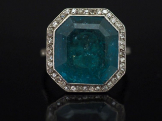 Vente aux enchères Bague de forme octogonale en platine, sertie en son centre d'une émera
