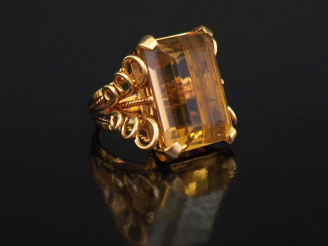 Vente aux enchères Importante bague en or jaune, sertie en son centre d'un quartz.  Jolie