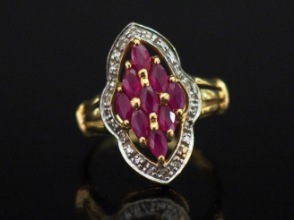 Vente aux enchères Bague polylobée en or jaune, sertie en son centre d'un pavage de pierr