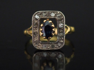 Vente aux enchères Bague de forme rectangulaire en or jaune, sertie en son centre d'une p