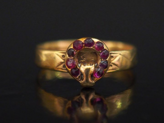 Vente aux enchères Petite bague bandeau en or jaune, à décor en son centre d'un cercle se