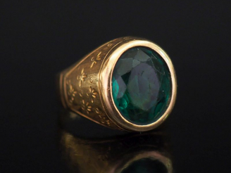 Vente aux enchères Bague de forme chevalière en or jaune, sertie de verroterie.  TDD. 52 