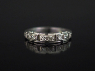Vente aux enchères Petite bague jonc en platine, sertie de petits diamants.  TDD. 52 1/2 