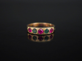 Vente aux enchères Bague jonc en or jaune, sertie d'une lignes de pierres vertes et roses