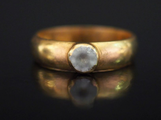 Vente aux enchères Bague en or jaune, sertie en son centre d'une pierre à l'imitation du 