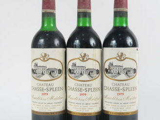 Vente aux enchères 3 BOUTEILLES CHÂTEAU CHASSE SPLEEN MOULIS - 1979 - 2 BG/1 HEP