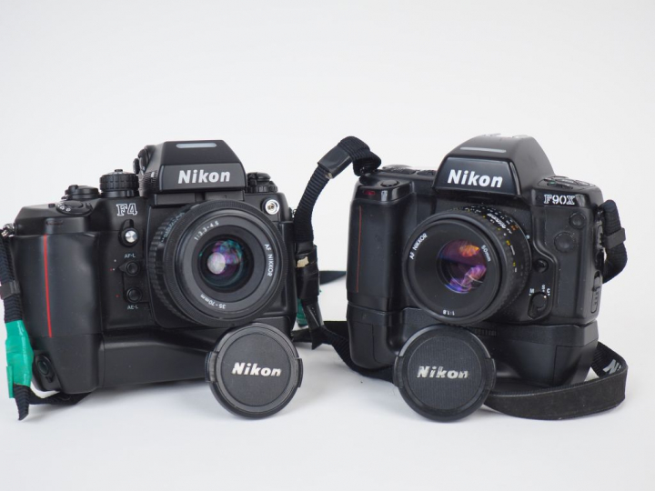 Lot de deux appareils photographiques :  - NIKON F4 n° 2533999 avec ba