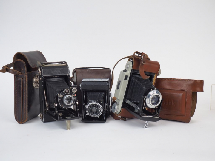 Lot de trois appareils photographiques Folding dans leur étui :  - ZEI