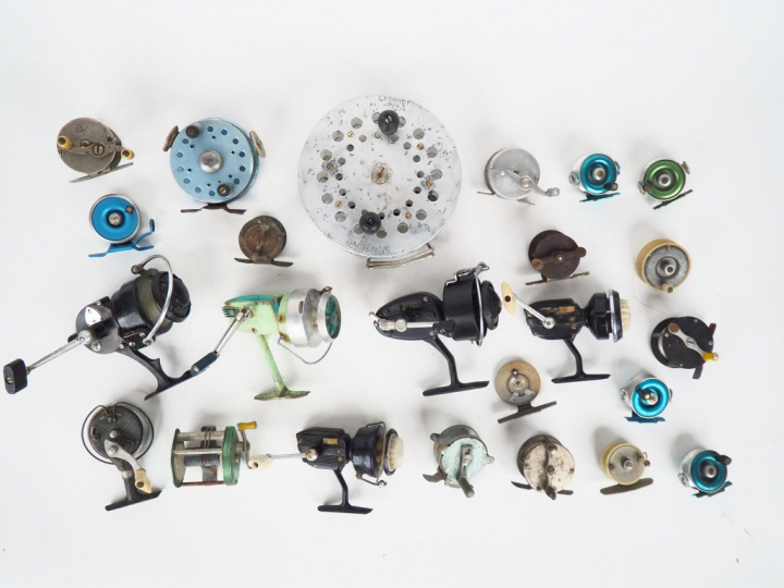Lot de 23 moulinets de pêche