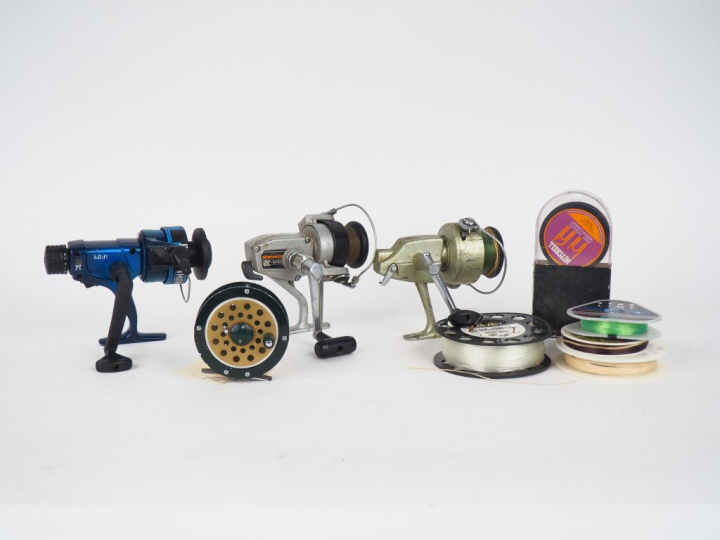 Lot de 4 moulinets et fils divers