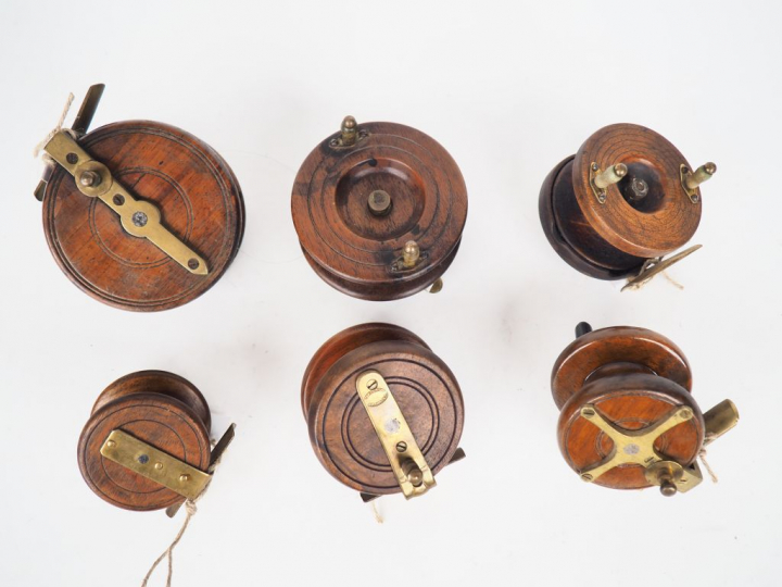 Lot de 6 moulinets de pêche en bois dont un signé ALLCOCK.