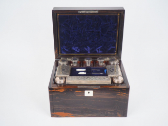 Vente aux enchères Coffret de voyage en ébène de macassar, cristal et métal argenté (fent