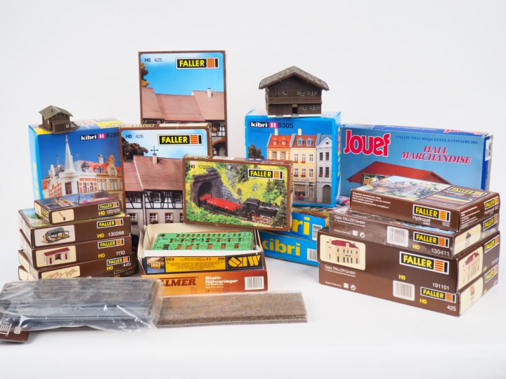Lot de décors et maquettes de réseaux HO de marque FALLER, KIBRI et JO