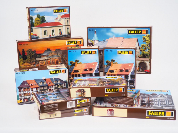 Lot de décors et maquettes de réseaux HO de marque FALLER, KIBRI et JO