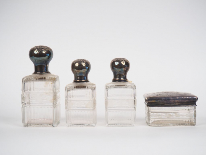 Garniture de toilette XIXème de style Louis XVI en cristal gravé et ar
