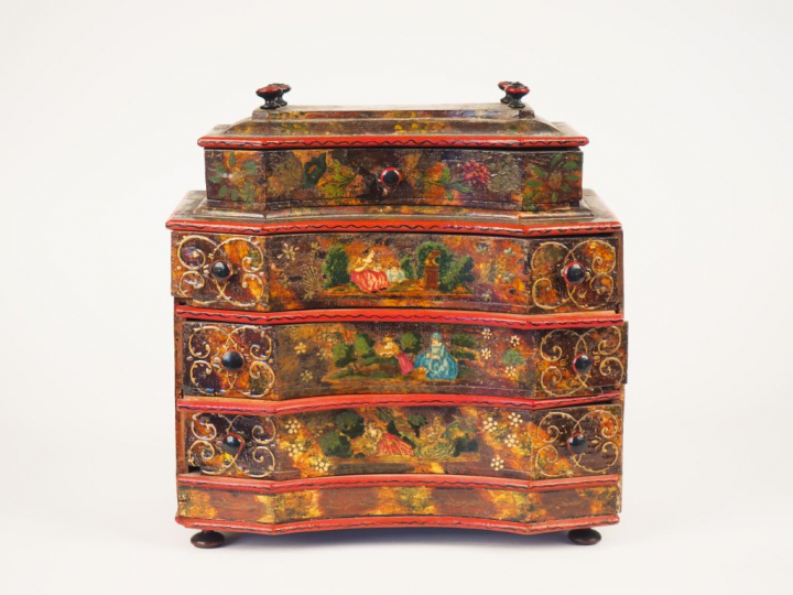 Ecrin à bijoux en forme de commode italienne en bois laqué à décor de 