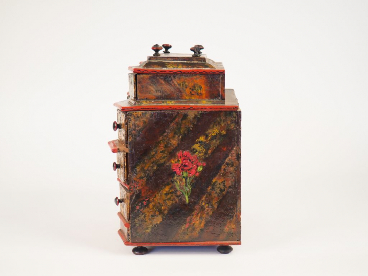 Ecrin à bijoux en forme de commode italienne en bois laqué à décor de 