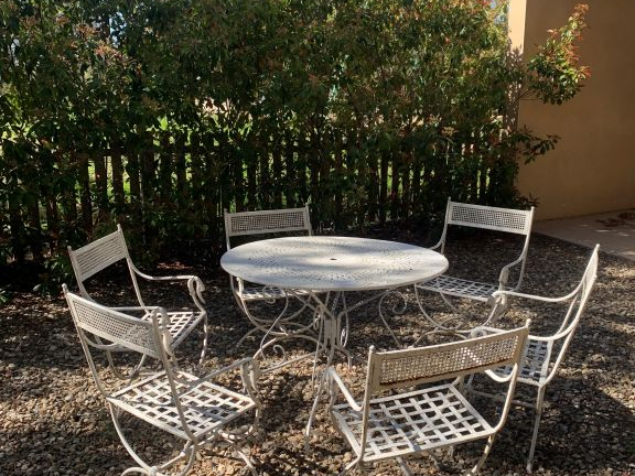 6 fauteuils de jardin en fer forgé relaqués blanc, accotoirs à col de 