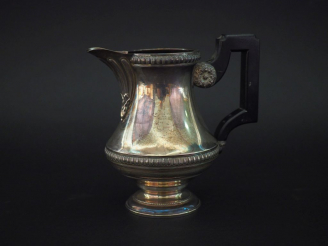 Vente aux enchères Petite verseuse de style Louis XVI en argent 925, poinçon Minerve, à d