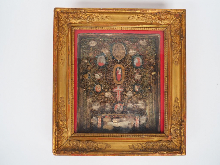 Grand reliquaire XVIIIIème en paperolle polychrome, en forme de Maitre