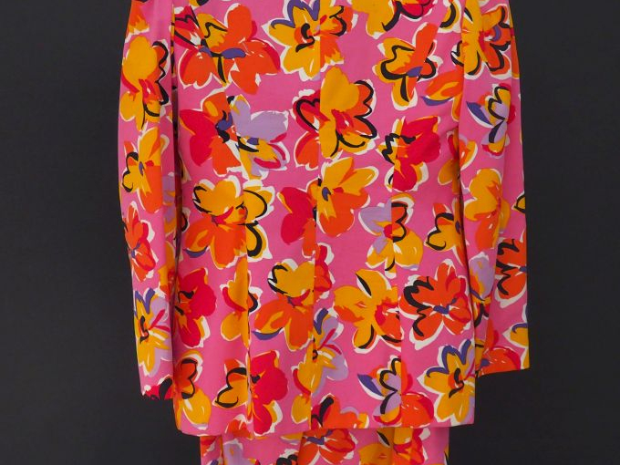 Guy LAROCHE  Ensemble tailleur comprenant une veste et une jupe en cot