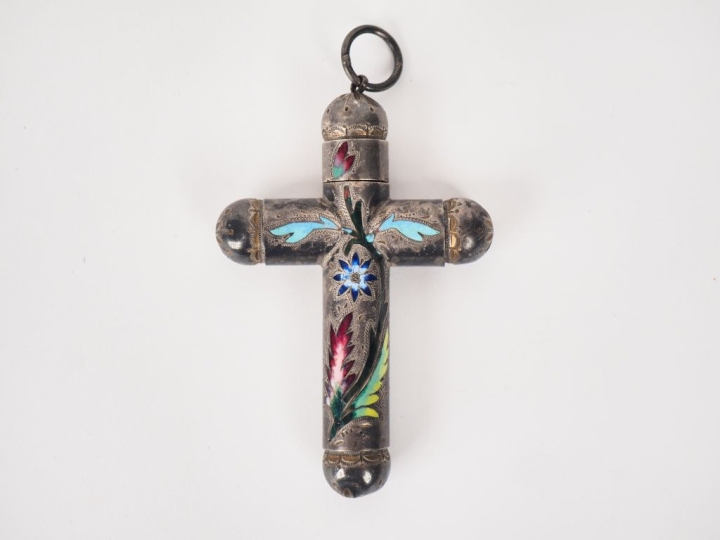 Flacon en forme de croix fin XIXème - début XXème en bronze argenté, d