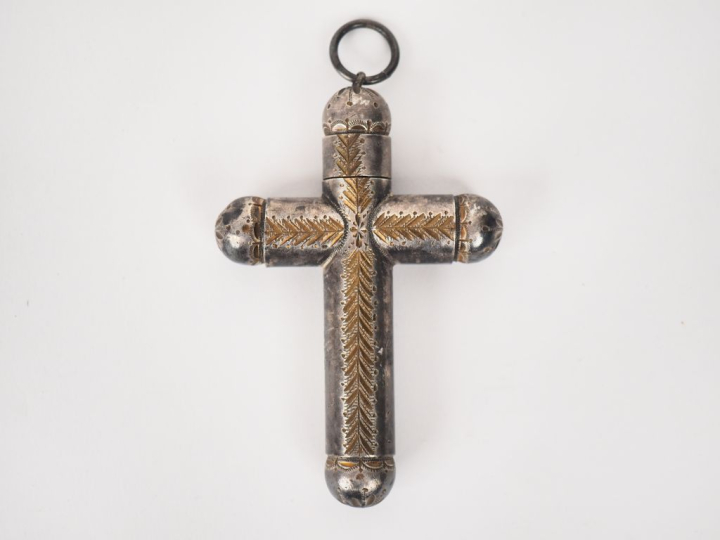 Flacon en forme de croix fin XIXème - début XXème en bronze argenté, d