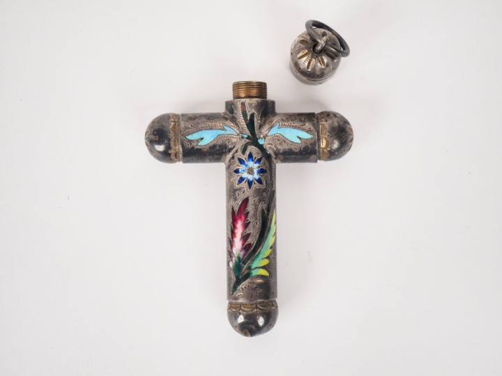 Flacon en forme de croix fin XIXème - début XXème en bronze argenté, d