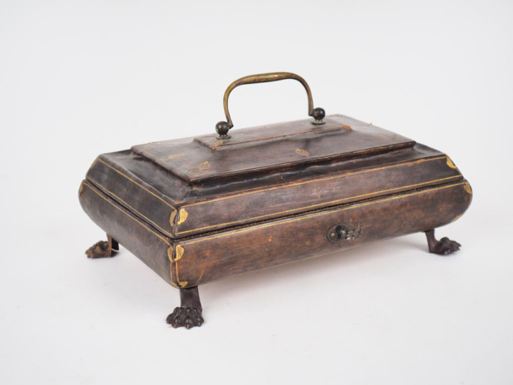 Boite à bijoux Napoléon III de style Louis XIV en bois gainé de cuir, 